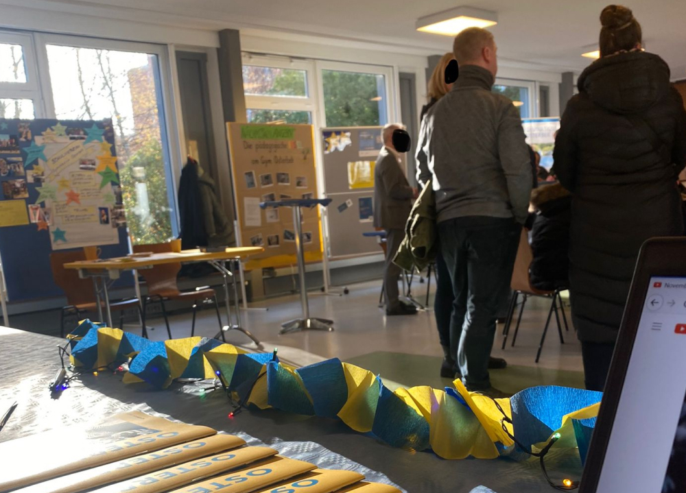 Empfang in der Mehrzweckhalle, Menschen hören zu